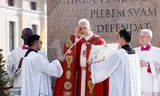 Paus Leo XIV leidt zondag de Palmzondagsmis op het Sint-Pietersplein in het Vaticaan.