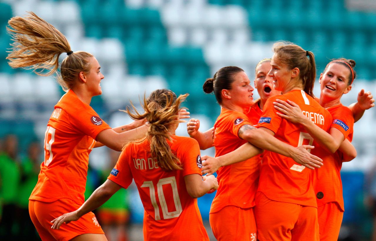 De Nederlandse vrouwen vieren een van de zeven goals die zij in Tallinn maakten.
