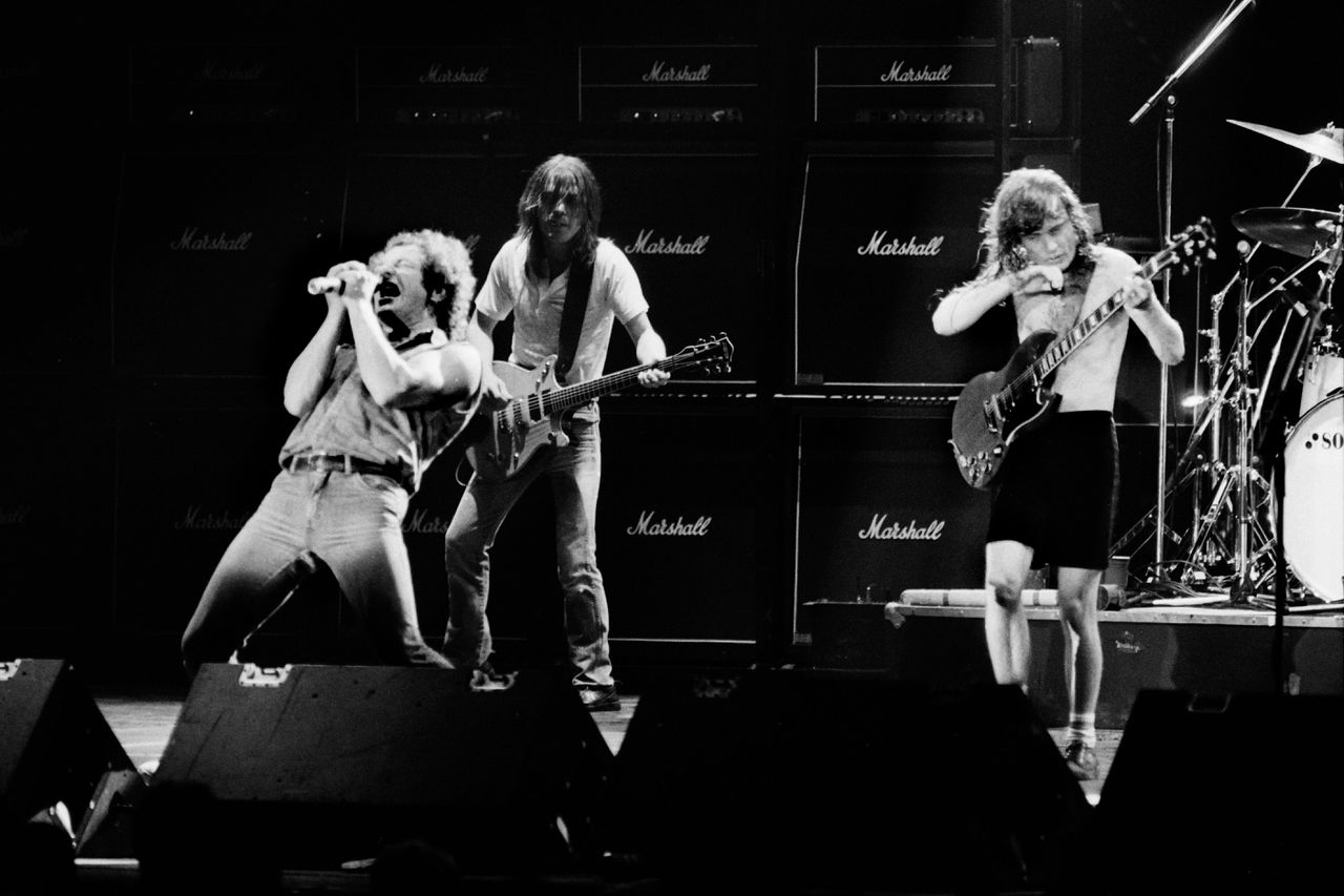 Vlnr: De zanger van AC/DC Brian Johnson, naast gitarist Malcolm en Angus Young tijdens een concert op 15 september 1984 in Parijs.