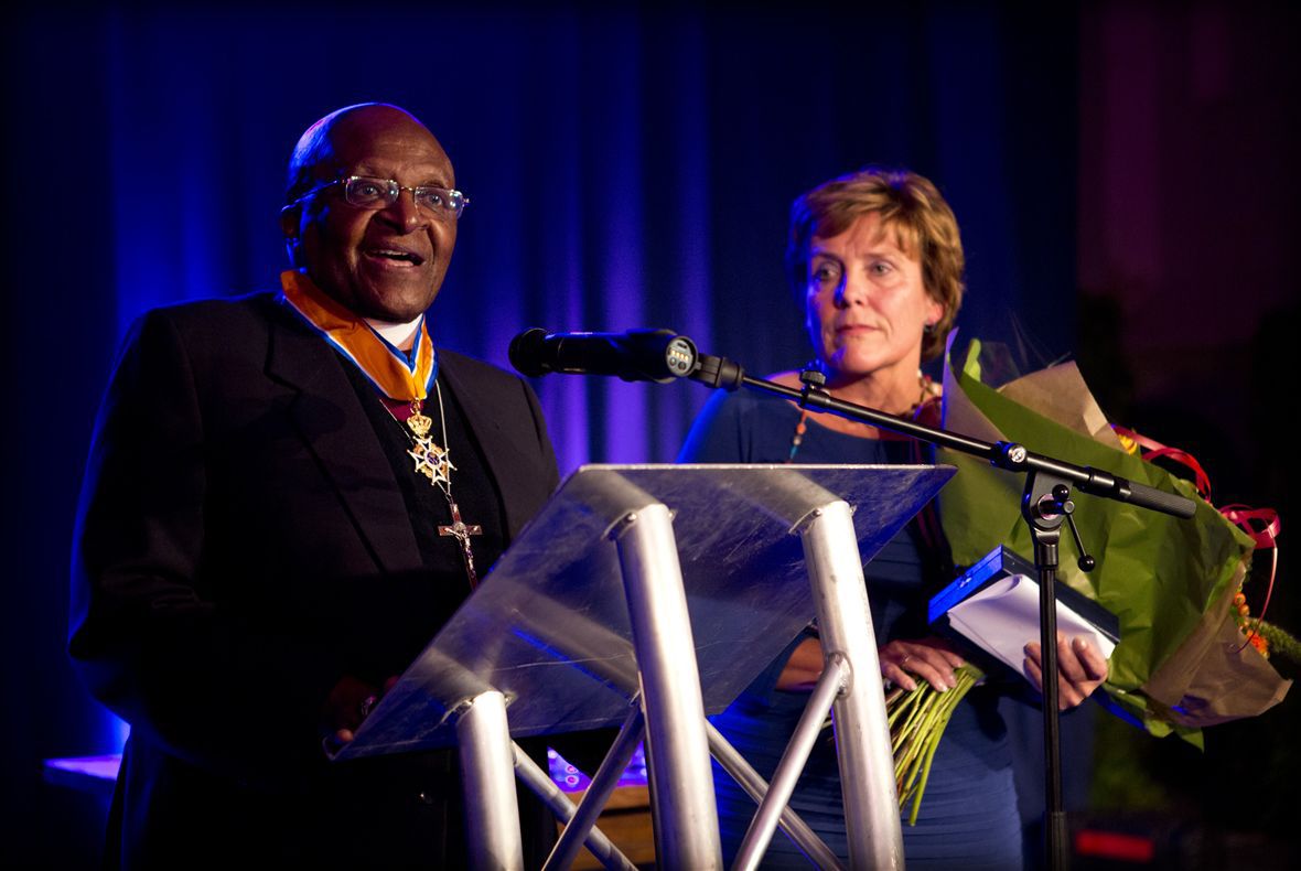 Aartsbisschip Desmond Tutu ontvangt van Ank Bijleveld, commissaris van de koningin in Overijssel, een koninklijke onderscheiding. Als commandeur in de Orde van Oranje Nassau wordt hij onder meer geëerd voor zijn werk als voorzitter van de Zuid-Afrikaanse Waarheids- en Verzoeningscommissie die de misdaden in de tijd van de apartheid onderzocht.