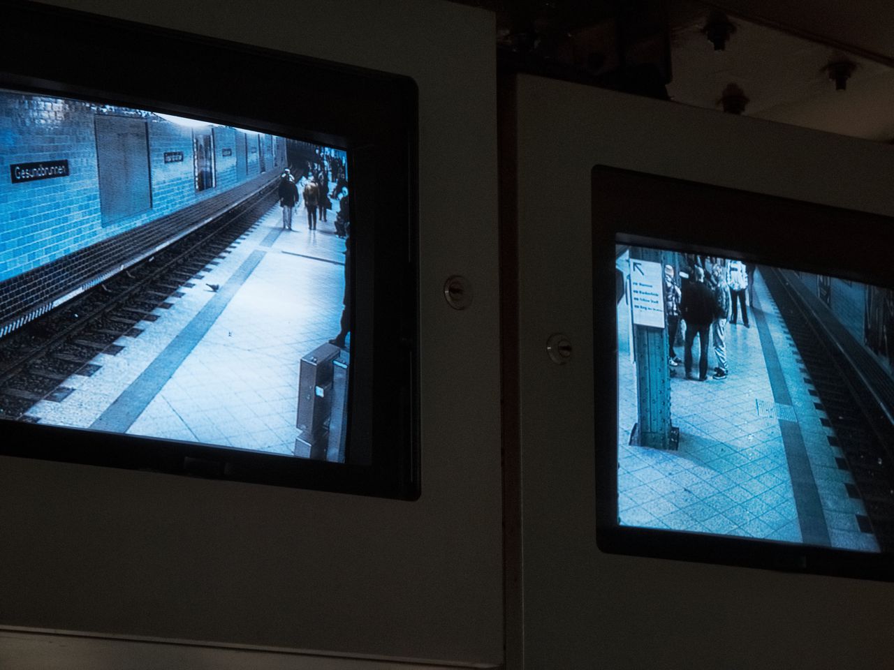 CCTV-camerabeelden van een Berlijns metrostation.