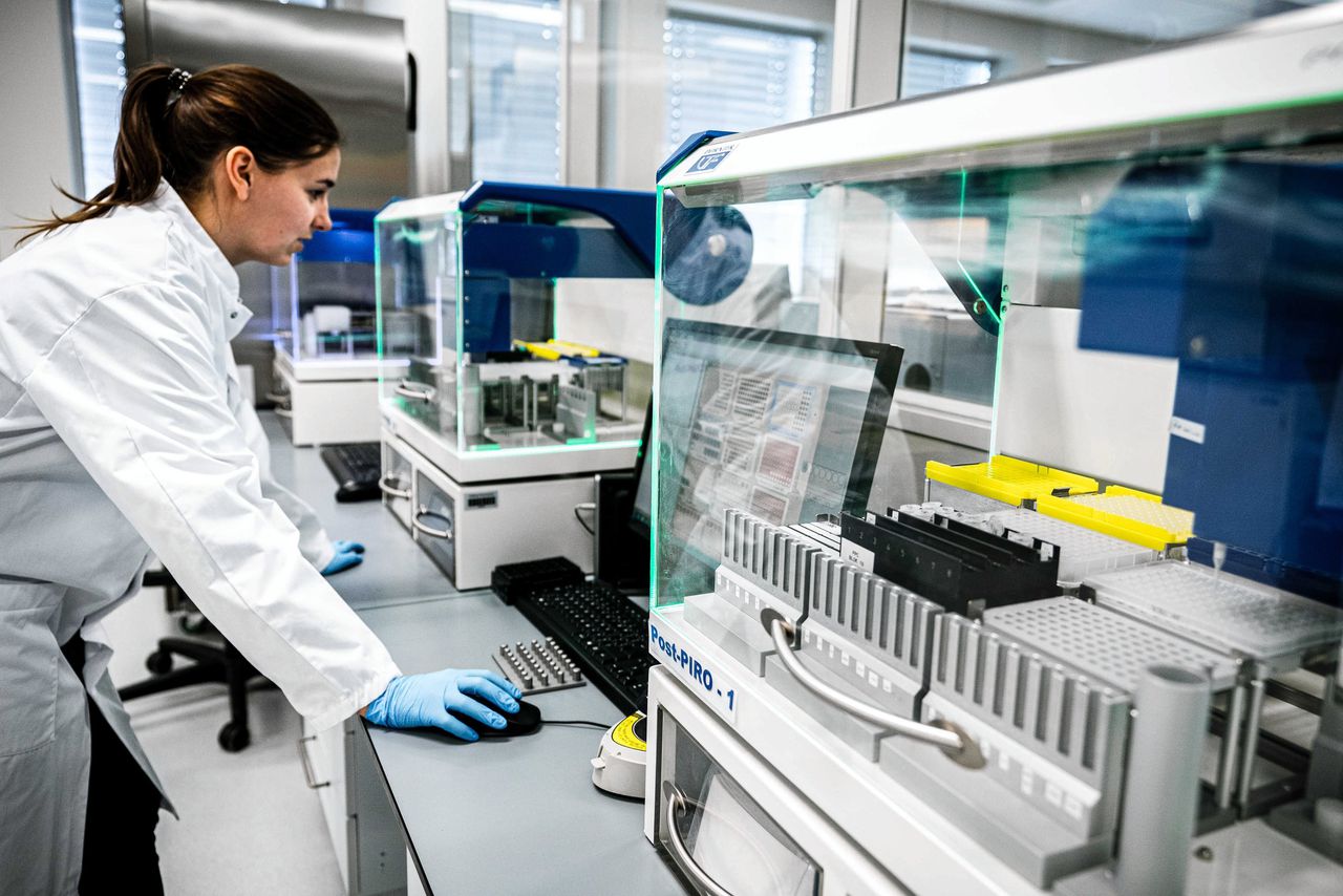 Laboratorium waar coronatests worden uitgevoerd in Roosendaal. Foto ROB ENGELAAR/ANP