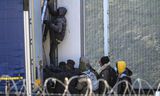 Migranten in het Franse Calais proberen illegaal op de veerboot te komen naar het Verenigd Koninkrijk. 