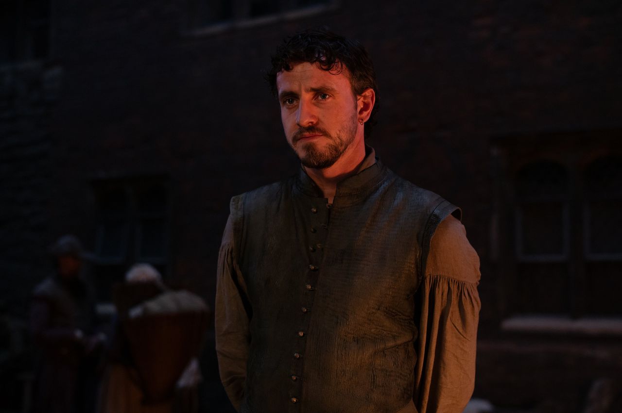 Ierse hartenbreker Paul Mescal kijkt met één oog naar buiten en één oog naar binnen