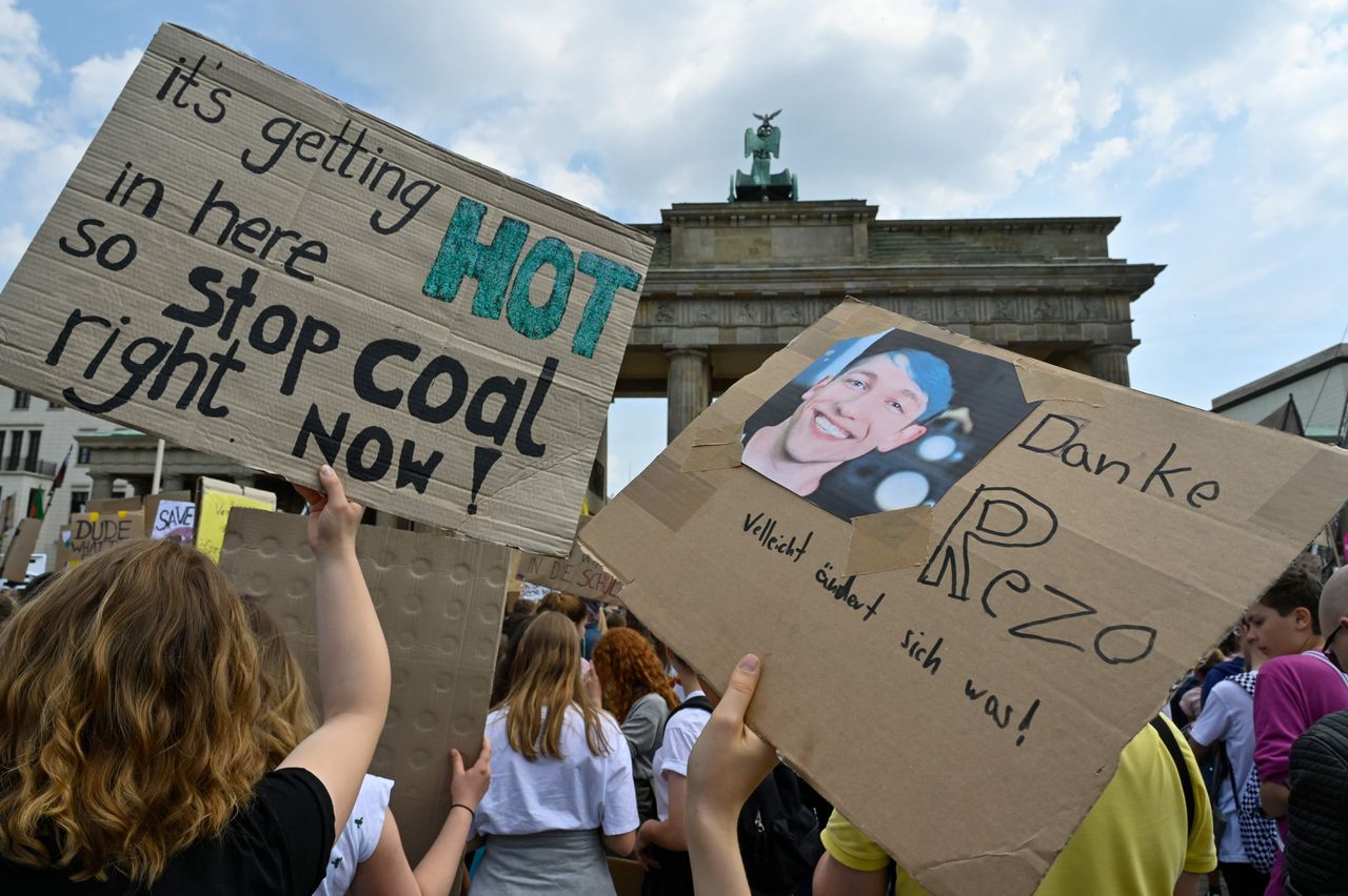 „Bedankt Rezo, wie weet helpt het”, staat er op het protestbord rechts dat een jonge demonstrant vasthield op vrijdag tijdens de 'Fridays for Future'-demonstratie in Berlijn. Daar werd geprotesteerd voor een betere milieubeleid.