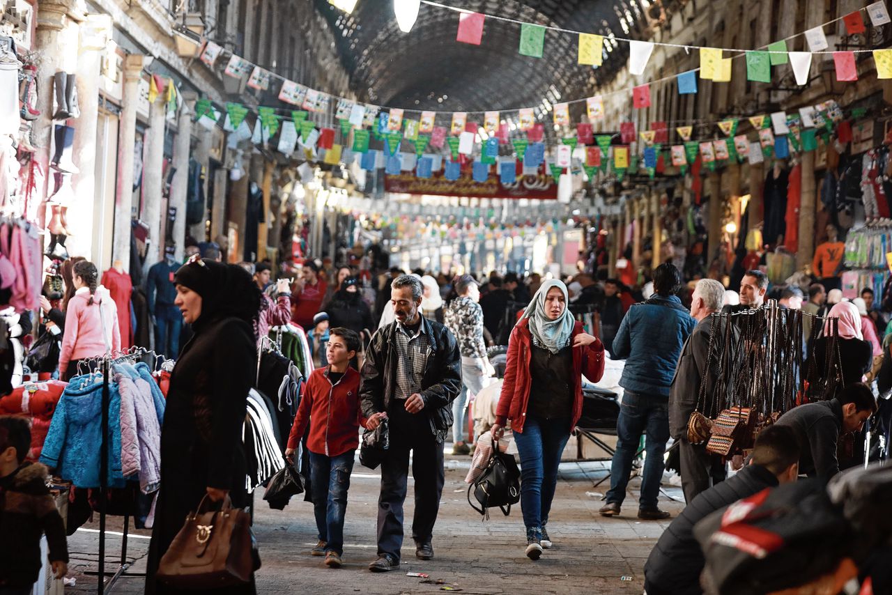 De Hamidiya-bazaar in de Syrische hoofdstad Damascus. De economie daar lijdt onder de crisis in Libanon.