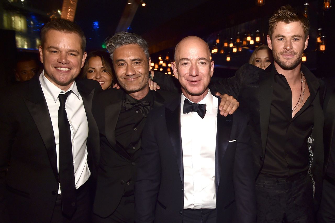 Jeff Bezos (tweede van rechts en één van de rijkste mannen ter wereld) met Matt Damon (links), Taika Waititi en Chris Hemsworth (rechts) bij de uitreiking van de Golden Globes begin januari.