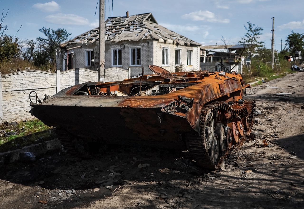 Een verwoest Russisch pantservoertuig donderdag in het Oekraïense dorp Kamjanka in de regio Charkov, die onlangs door Oekraïense strijdkrachten werd bevrijd.