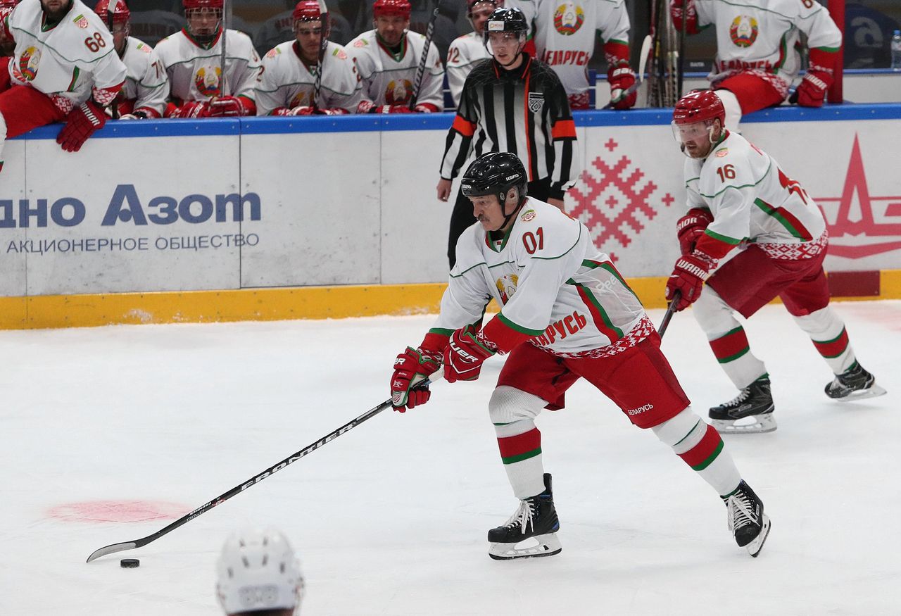 De Wit-Russische president Alexandr Loekasjenko in actie tijdens de amateurcompetitie ijshockey in Minsk, op 4 april, toen het virus zich al begon te verspreiden.