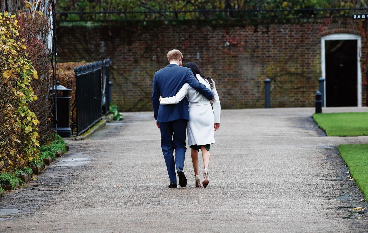 Prins Harry en Meghan Markle, na het bekendmaken van hun verloving in de tuin van Kensington Palace in Londen op 27 november 2017.