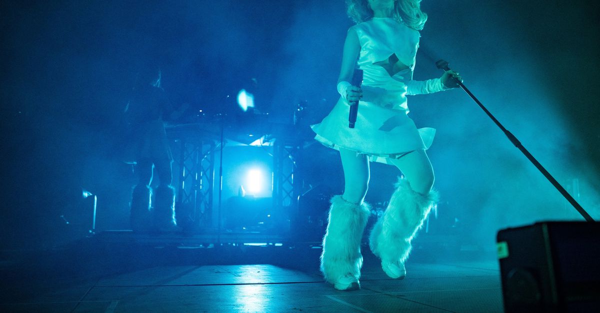 Als Tomora vinden producer Tom Rowlands en zangeres Aurora vrijheid: ‘We wilden muziek maken zonder beperkingen’