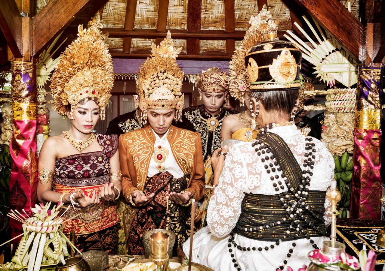 Een traditionele Indonesische bruiloft. Het is onbekend hoe oud de personen in beeld zijn.