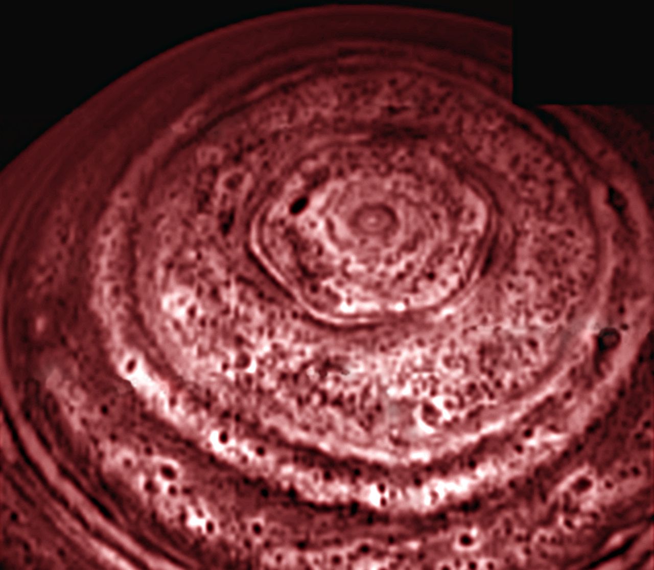 Magische zeshoek Rond de noordpool van Saturnus tekent zich een merkwaardige zeshoek af. De zeshoek in de Saturnusatmosfeer werd in oktober 2006 in beeld gebracht met de infraroodcamera’s aan boord van de NASA-ruimtesonde Cassini, die rond Saturnus beweegt. Deze week werden de opnames naar buiten gebracht. De Voyagers namen in de jaren tachtig de enorme zeshoek (de aarde past er vier keer in) ook al waar, en dat zou betekenen dat dit atmosferisch fenomeen al twintig jaar optreedt. Op aarde bewegen winden in een cirkelvormig patroon rond de polen. Ook op de zuidpool van Saturnus woedt wat op een orkaan met een groot oog lijkt. Welk mechanisme bij de noordpool van Saturnus voor de zes bijna rechte zijdes zorgt, is nog onduidelijk. (MvdH)