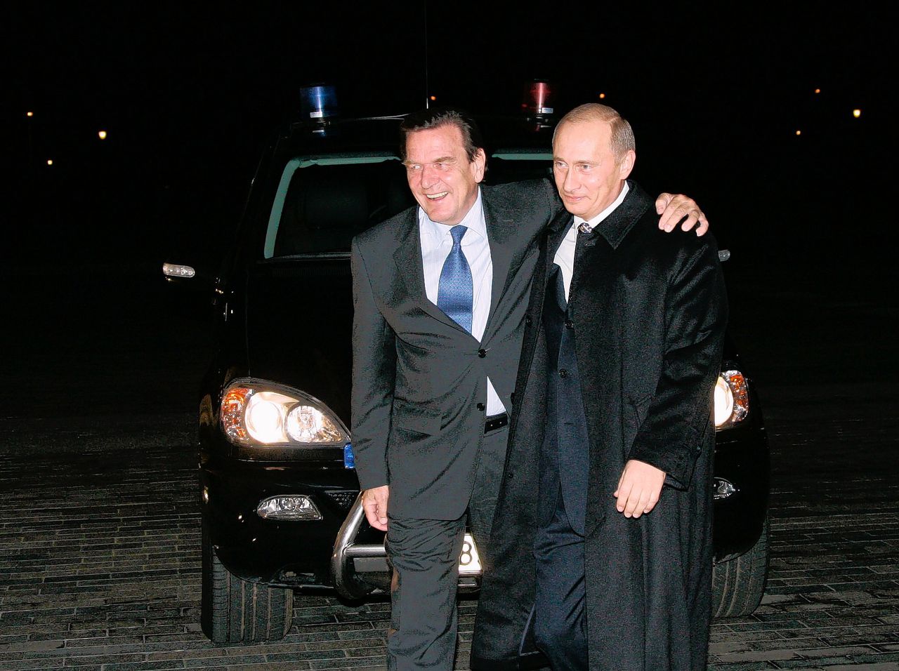 Vladimir Poetin samen met toenmalig bondskanselier Gerhard Schröder in het Konstantinovsky Paleis, 7 oktober 2005.