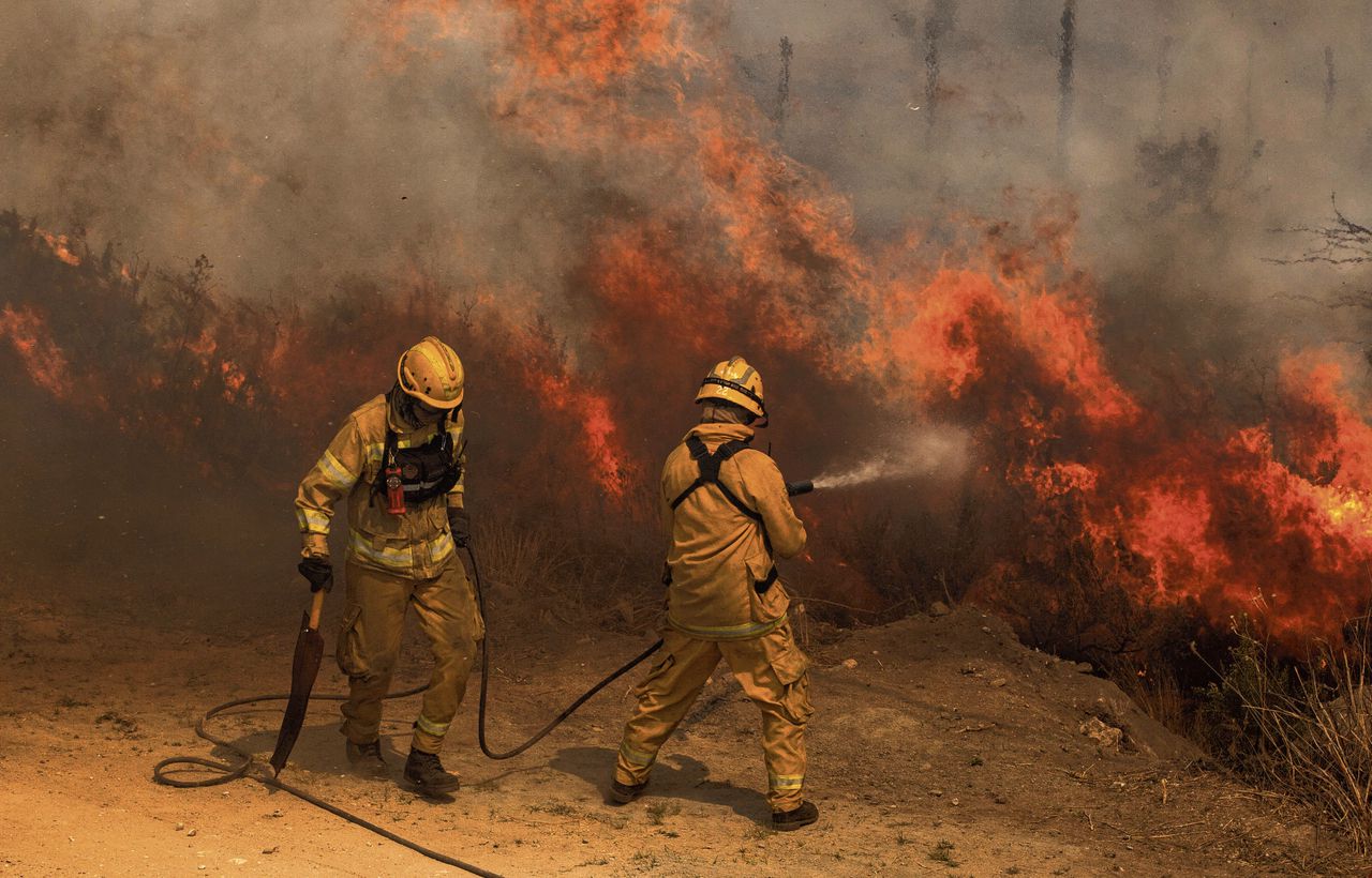 Villa Giardino, Córdoba, Argentinië: brandweerlieden vechten tegen natuurbrand als gevolg van droogte en extreme temperaturen.