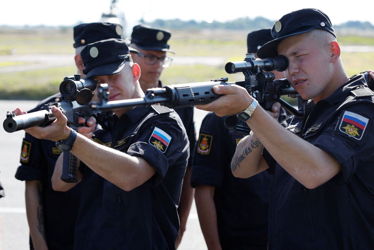 Kaliningrad, 13 augustus: Russische soldaten bij de openingsceremonie van de ‘Seaborne Assault 2022’ competitie, onderdeel van de Internationale Leger Spelen