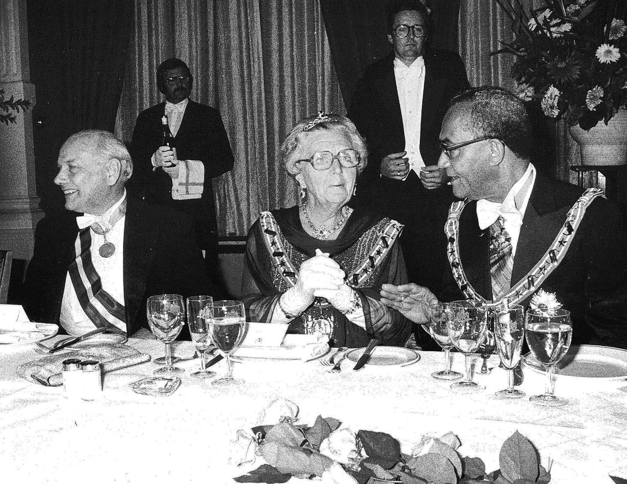 De eerste Surinaamse president, Johan Ferrier, onderhoudt zich met koningin Juliana en premier Den Uyl, 1977.