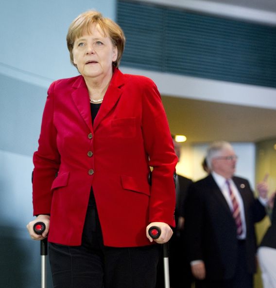 Angela Merkel op een archieffoto uit 2011 toen ze op krukken liep na een operatie.