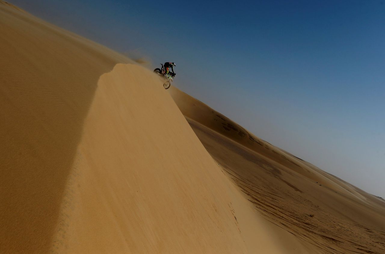 Edwin Straver in actie tijdens de tiende etappe van de Dakar Rally in Saoedi-Arabië.