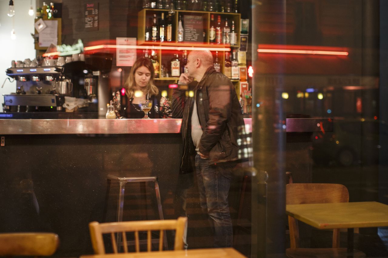 Een man staat in een lege bar in Parijs, de avond na de aanslagen.