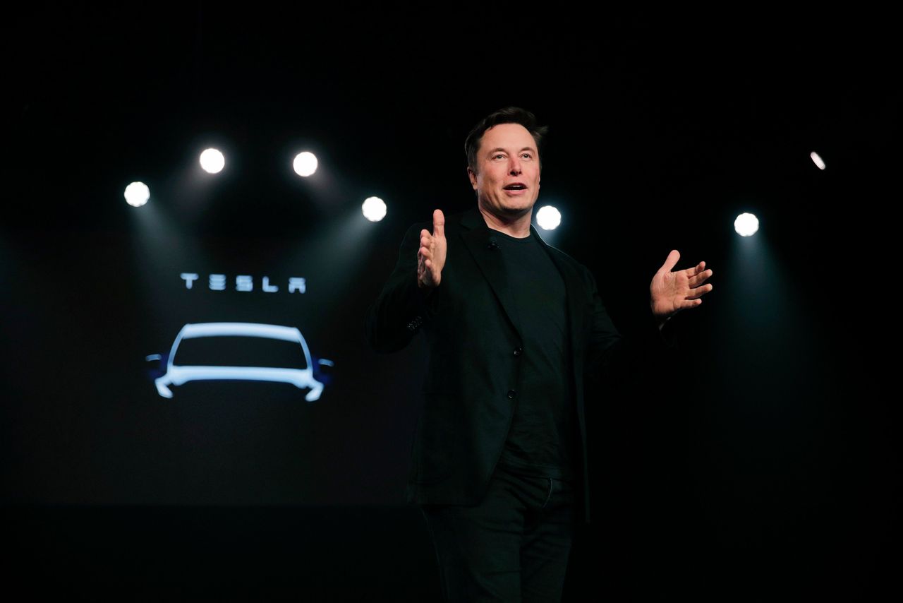 Elon Musk bij de presentatie van het Tesla-model Y. De compacte suv moet vanaf 2021 in Berlijn worden gemaakt.