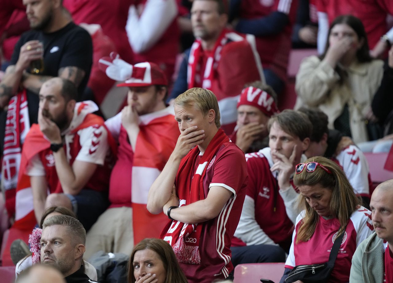 Na de reanimatie van Christian Eriksen volgt een onwerkelijke voetbalavond in Kopenhagen 