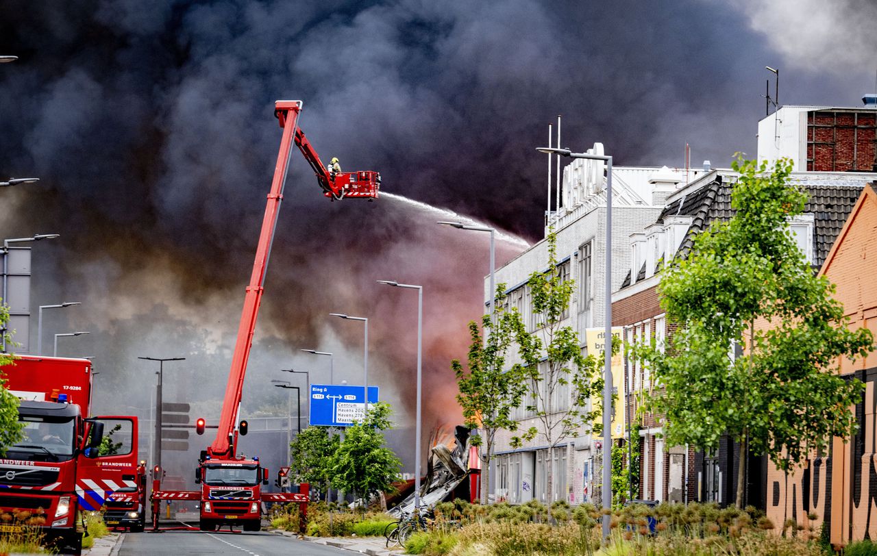 Brand verwoest tientallen werkplaatsen van creatieve ondernemers in Rotterdam 