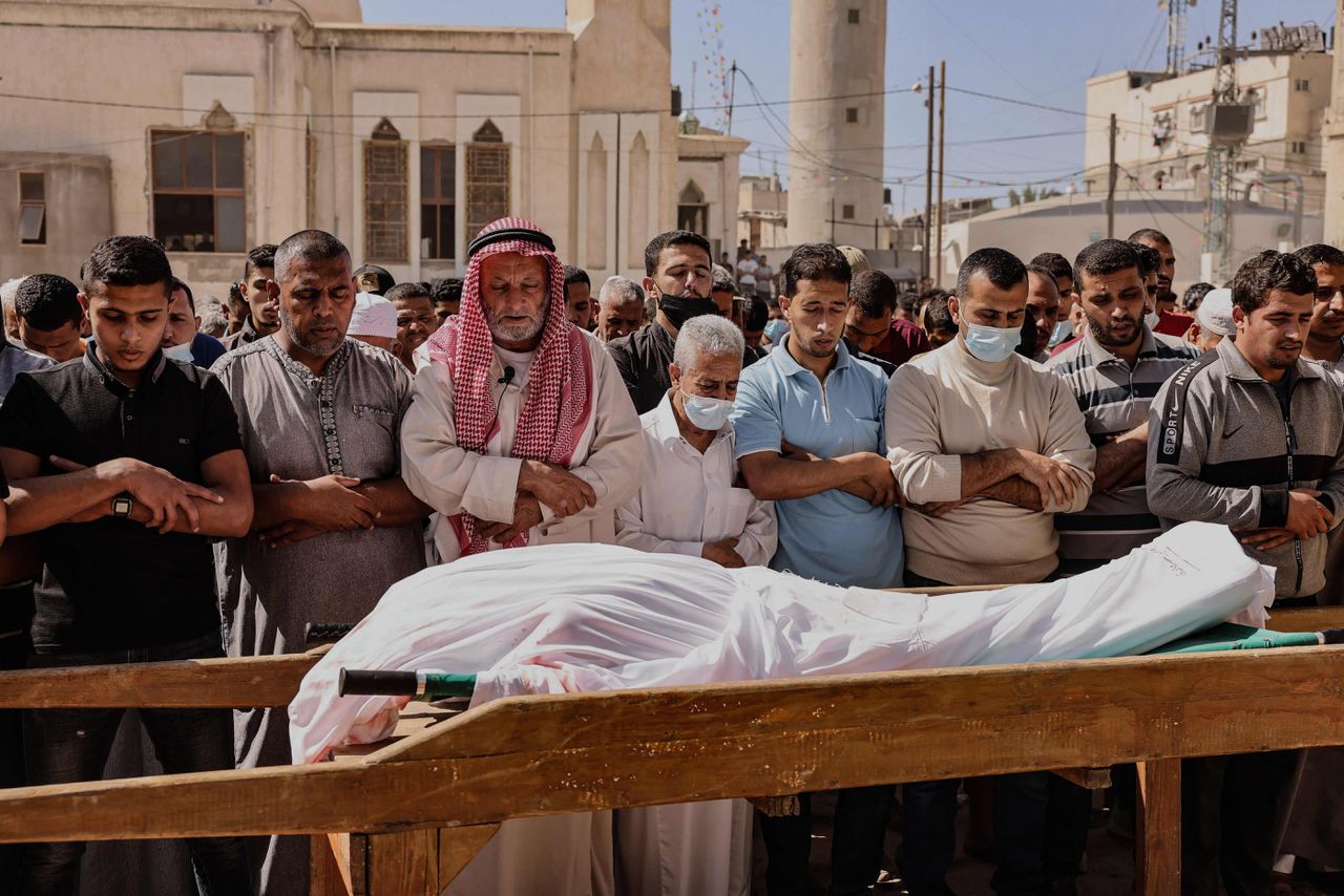 Palestijnen rouwen om een dode die viel bij een Israëlische raketaanval.