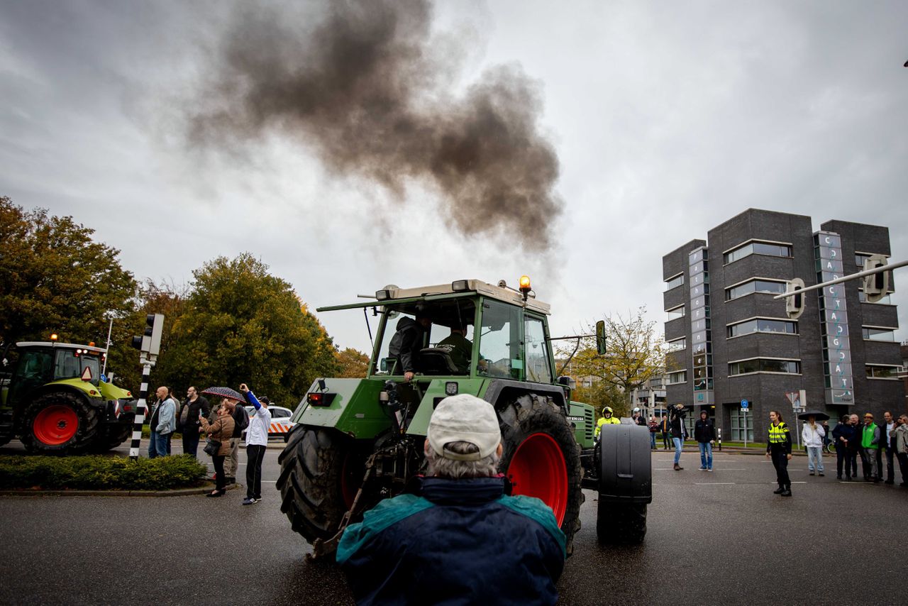 Boeren verzamelen zich voor het provinciehuis van Limburg om te protesteren tegen de beleidsregels over stikstof.