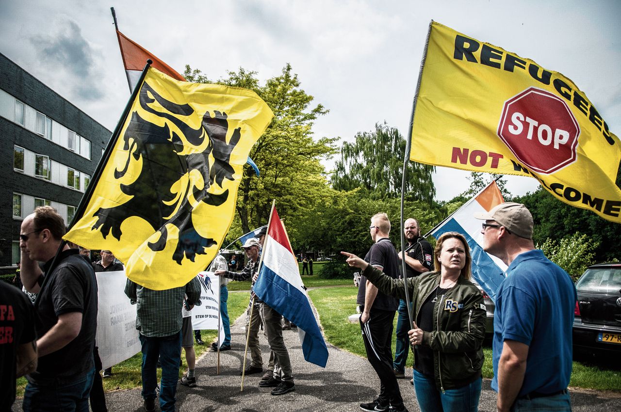 Demonstratie van de NVU tegen asielzoekers in 2017 in Ter Apel. Richard Prein draagt de Vlaamse Leeuw.