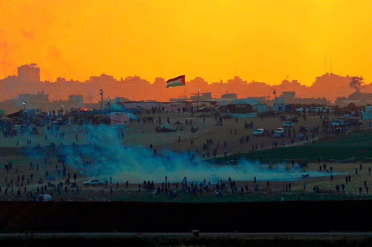 Wolken Israëlisch traangas tijdens Palestijnse demonstraties aan de grens tussen Israël en Gaza, ter hoogte van het stadje Nahal Oz, op 15 mei.