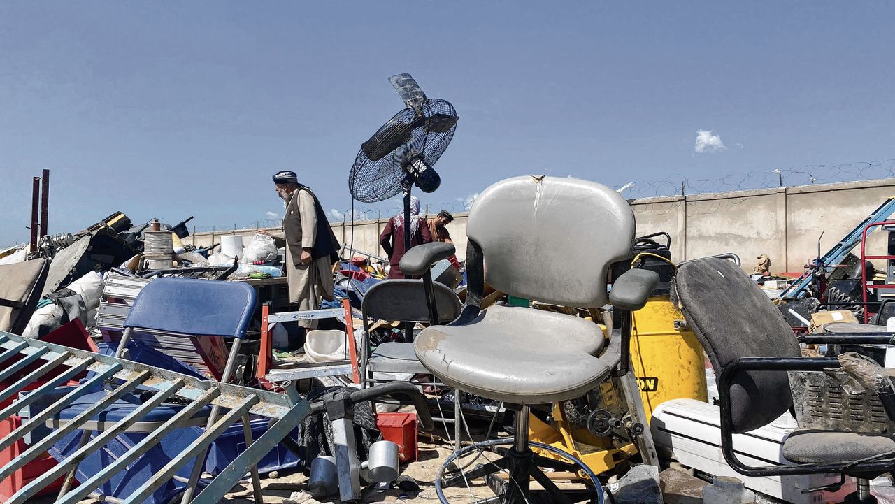 Door Amerikaanse militairen gedumpte spullen nabij de militaire vliegbasis Bagram
