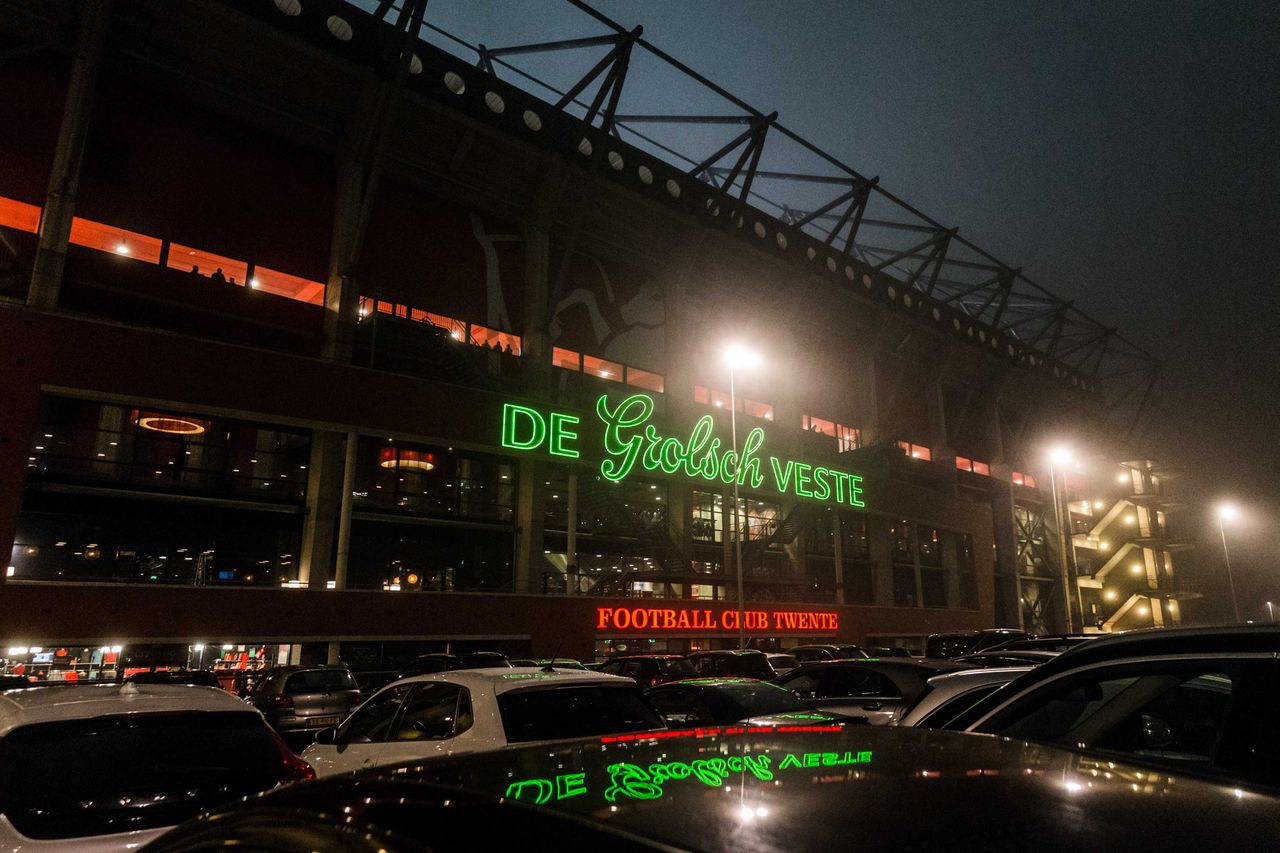 Ajax geeft twee keer voorsprong tegen Twente weg 