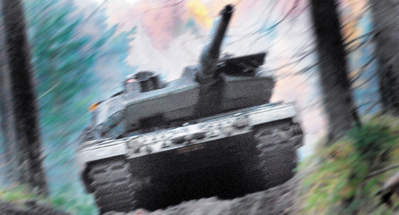 Nederlandse Leopard-2 tank tijdens een oefening in Polen in 2005. Nederland heeft zijn 60 tanks sindsdien verkocht, maar least er nu weer van Duitsland