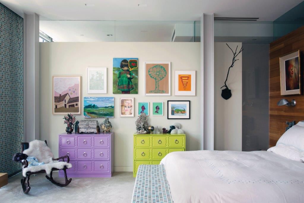 De slaapkamer van het New Yorkse penthouse van Cindy Sherman (1954). De schommelstoel met schapenvacht is een ontwerp van de Nederlandse ontwerper Maarten Baas.