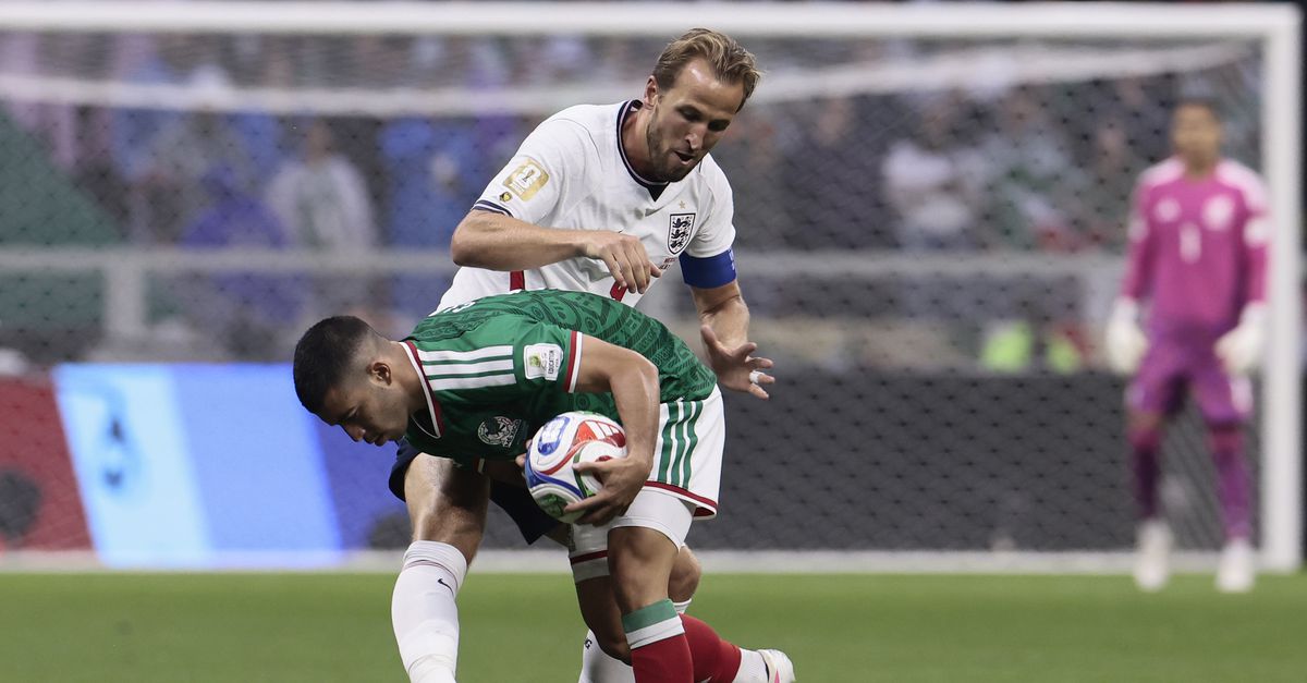 In een bewogen duel tegen England, het laatste op eigen bodem, blijft Mexico wéér steken in de achtste finales