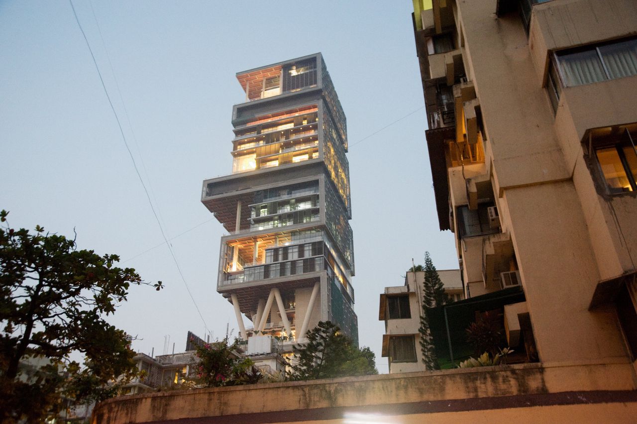 India’s rijkste man kijkt vanuit zijn wolkenkrabber op een stad vol sloppenwijken 