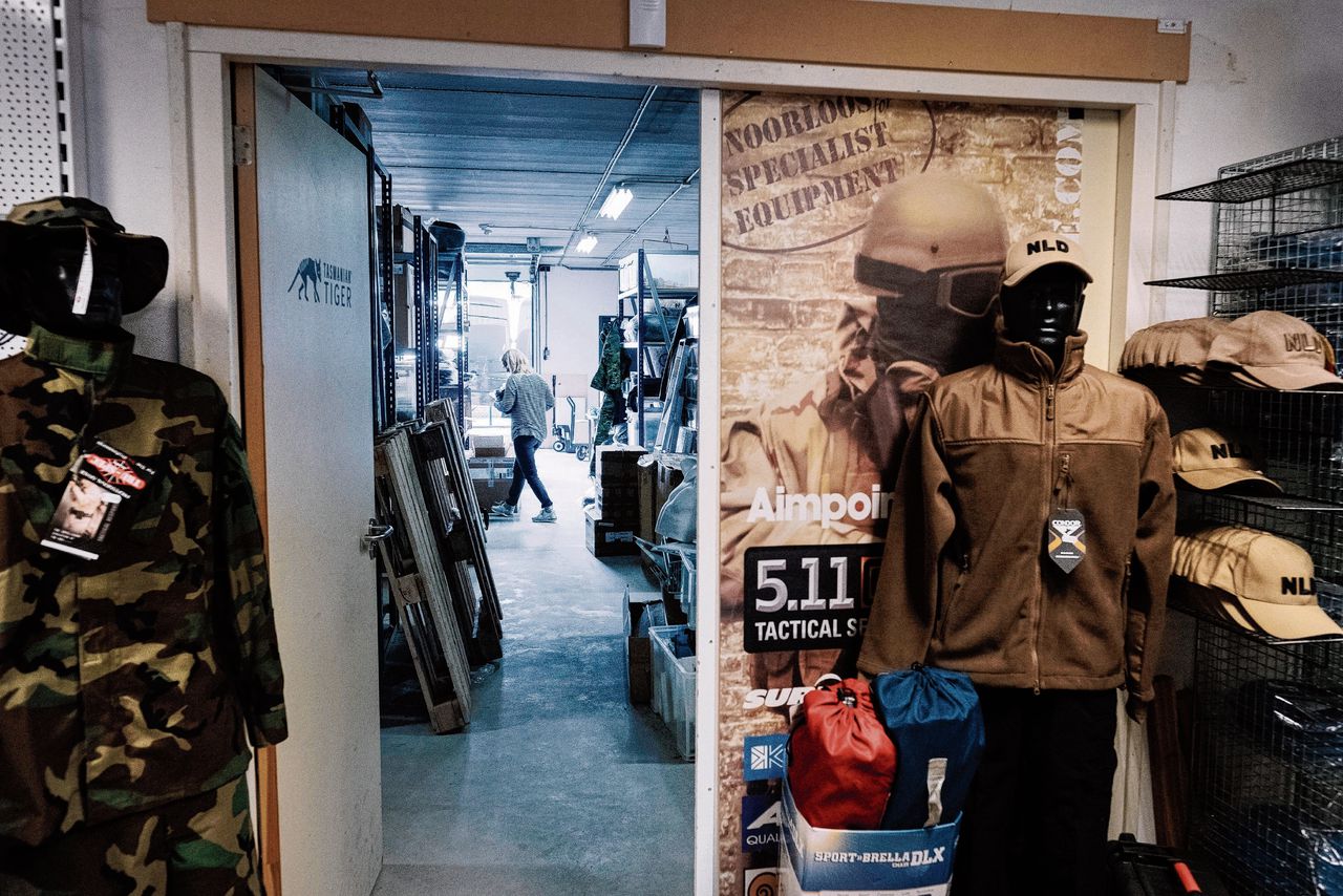 Handelaar Jan Noorloos zegt dat militairen vaak op eigen kosten kleding aanschaffen. „Bestseller zijn onze baretten, die zijn lichter dan die van Defensie.”