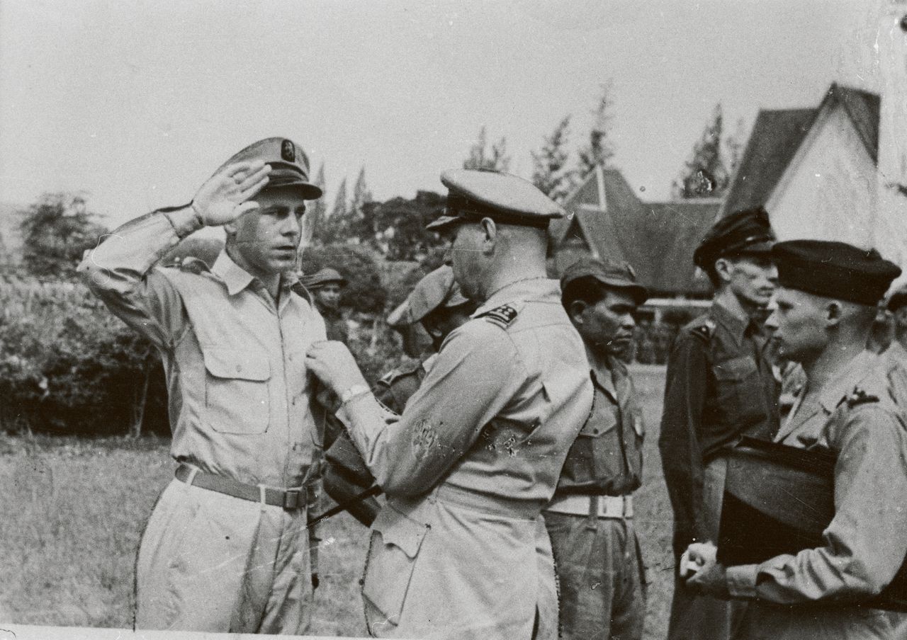 Luitenant-generaal Simon H. Spoor geeft kruis van verdienste aan KNIL-militairen, Indonesië, 1947.