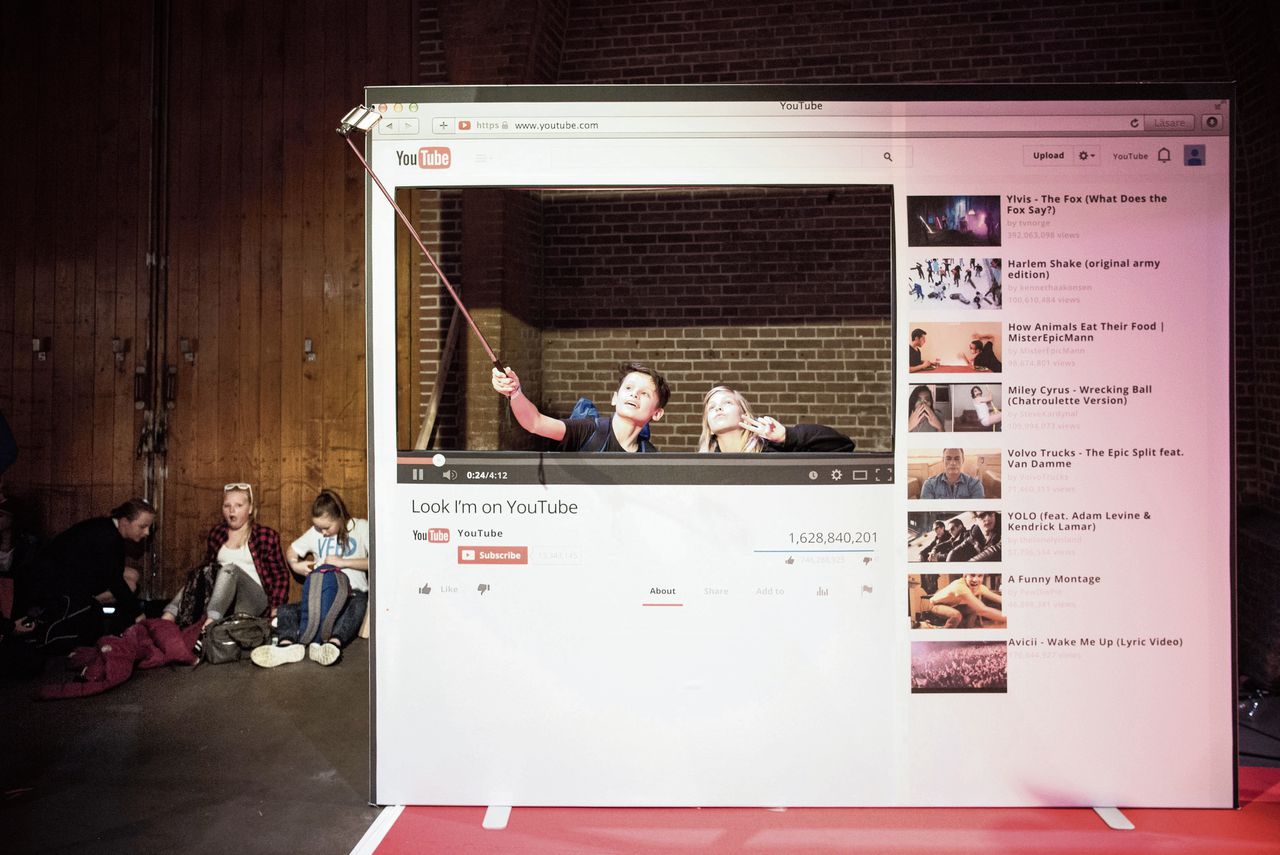 Jonge YouTube-fans tijdens een online-videofestival in Amsterdam in 2016. De nieuwe Europese richtlijn verplicht YouTube om vooraf te controleren of gebruikers geen auteursrechtelijk beschermd materiaal op het videoplatform plaatsen.