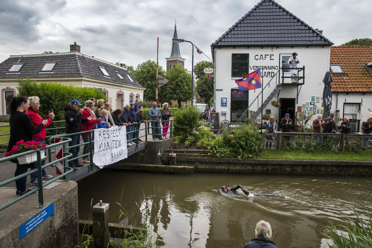 Langeafstandszwemmer Maarten van der Weijden passeert Friesche dorp Baard tijdens een oefentocht.
