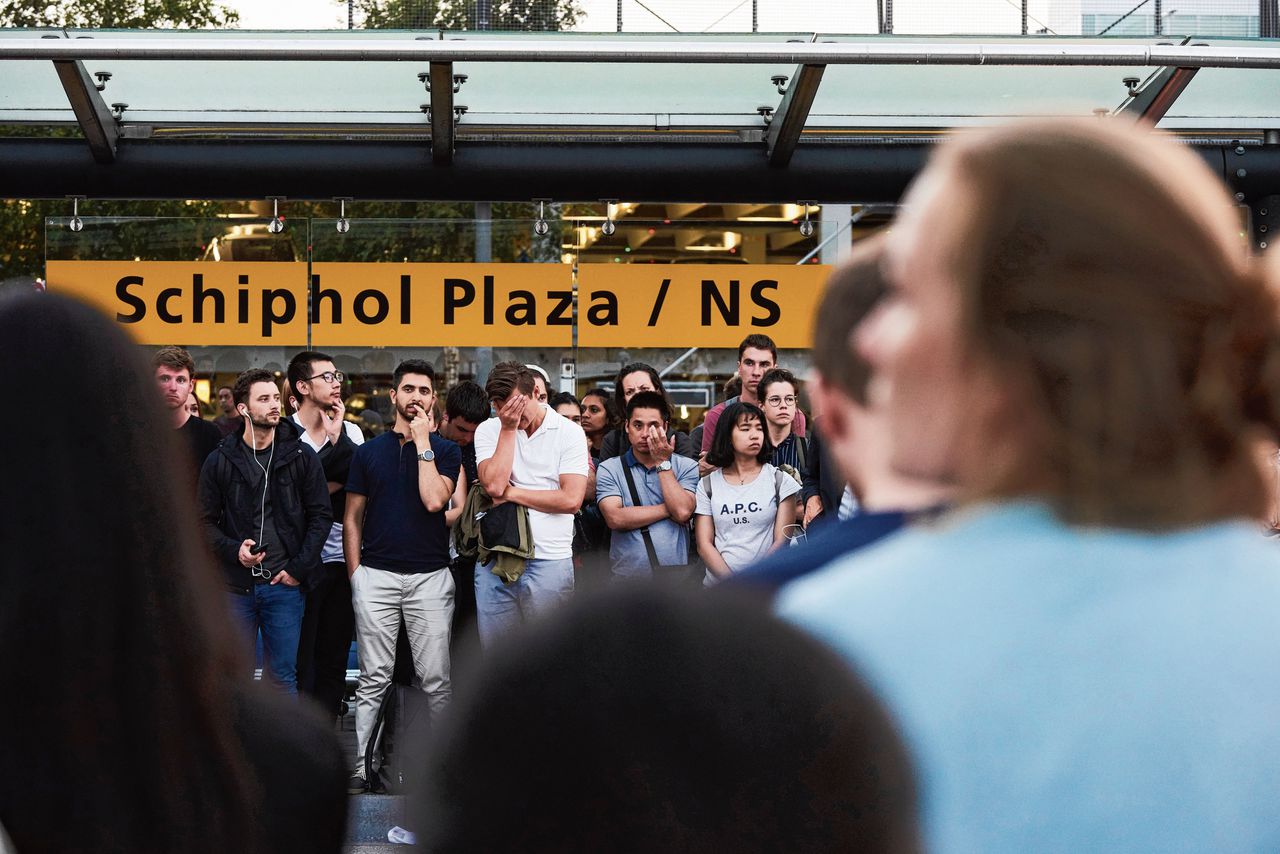 .De treinstoring dinsdagavond veroorzaakte chaos op Schiphol. Reizigers zochten naar alternatief vervoer.