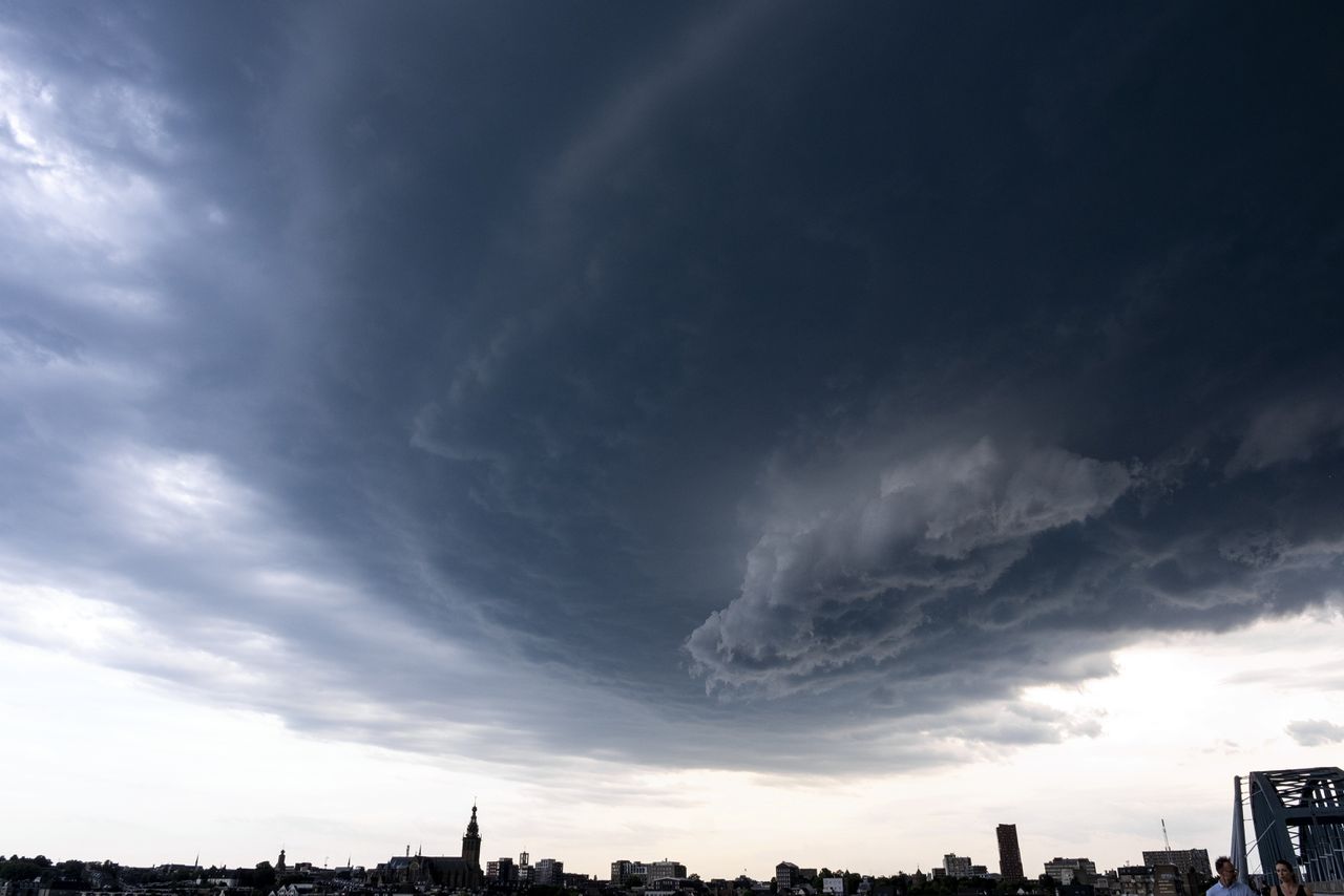 Zwaar onweer in zuidwesten van Nederland, 'spectaculaire supercel' gezien boven Gelderland 