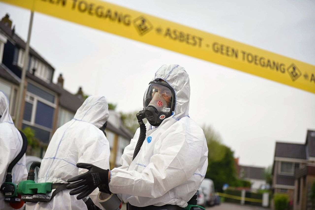 Bij het verwijderen van asbest is het dragen van een masker vanwege de gezondheidsrisico's een wettelijk vastgelegde verplichting.