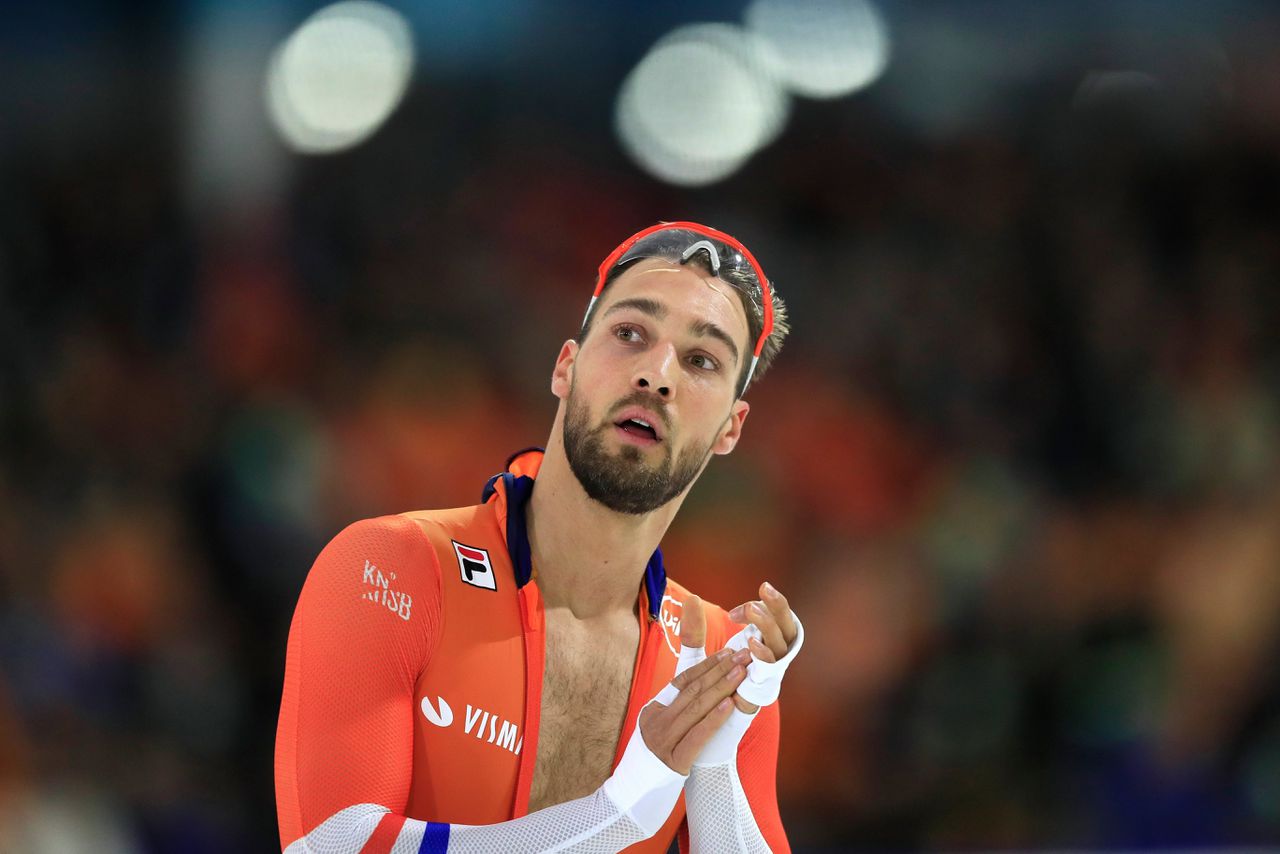 Kjeld Nuis wint 1.000 meter op WK sprint in Thialf, Verbij blundert NRC
