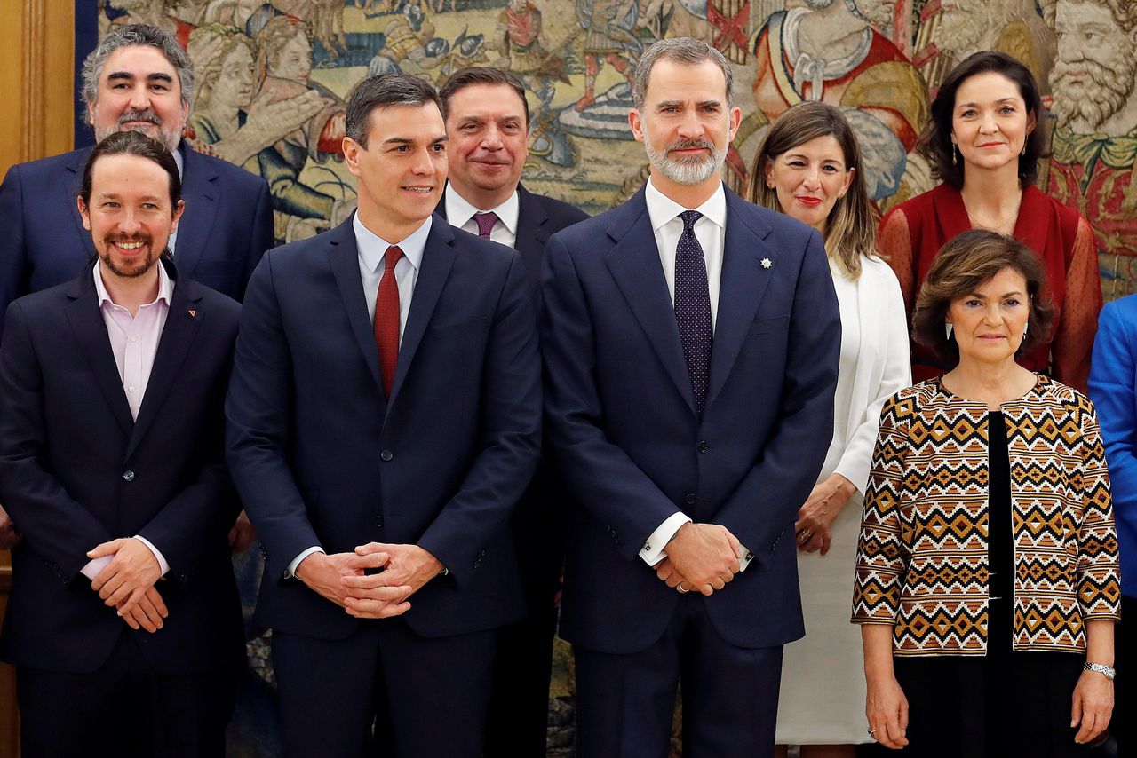 De Spaanse koning Felipe VI (midden) na de presentatie van de nieuwe regering. Tweede van links premier Sánchez, geheel links vice-premier Iglesias.