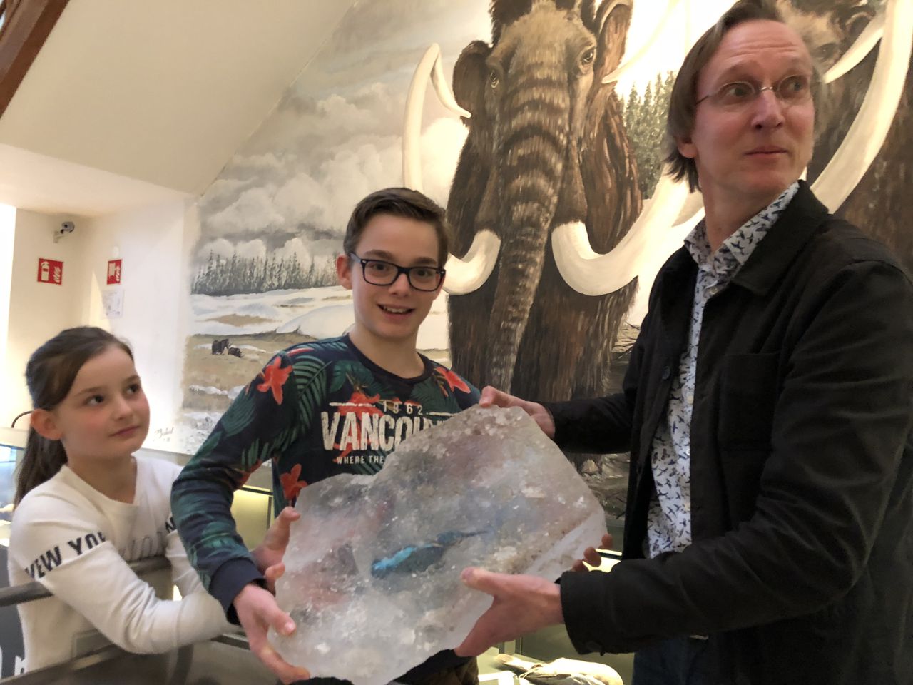 Christoph van Ingen overhandigt 'zijn' ijsvogel aan Kees Moeliker, directeur van het Natuurhistorisch Museum Rotterdam.
