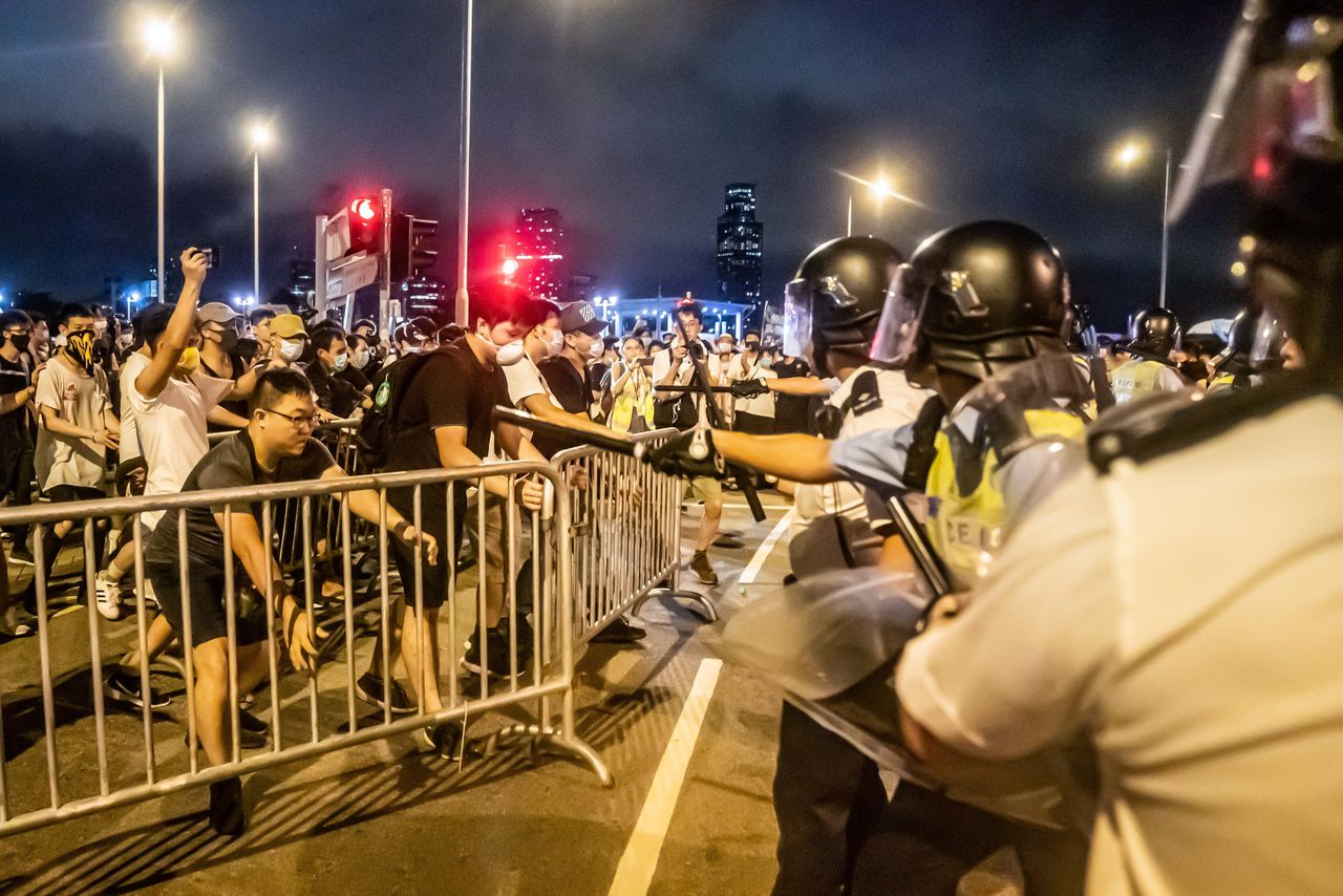 Demonstranten botsen met oproerpolitie tijdens de protesten die Hongkong maandenlang platlegden.
