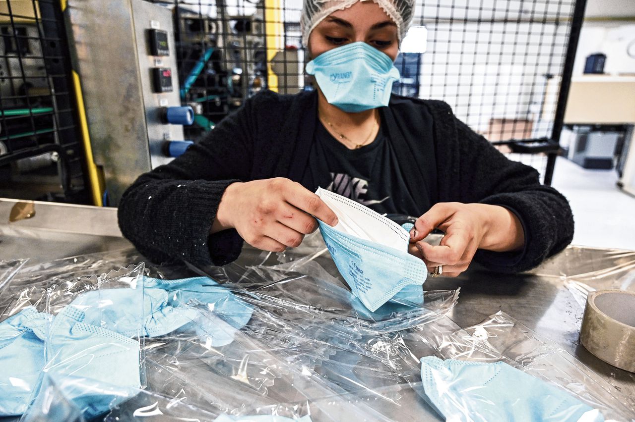 Mondkapjes worden ingepakt in een fabriek in Mably bij Lyon, Frankrijk. In veel Europese landen wordt het tekort aan mondkapjes steeds groter.