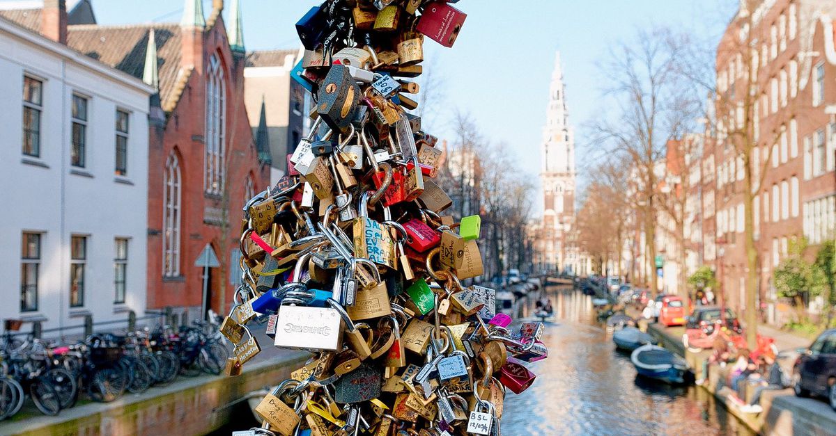 Waar komen die ‘liefdesslotjes’ toch vandaan?